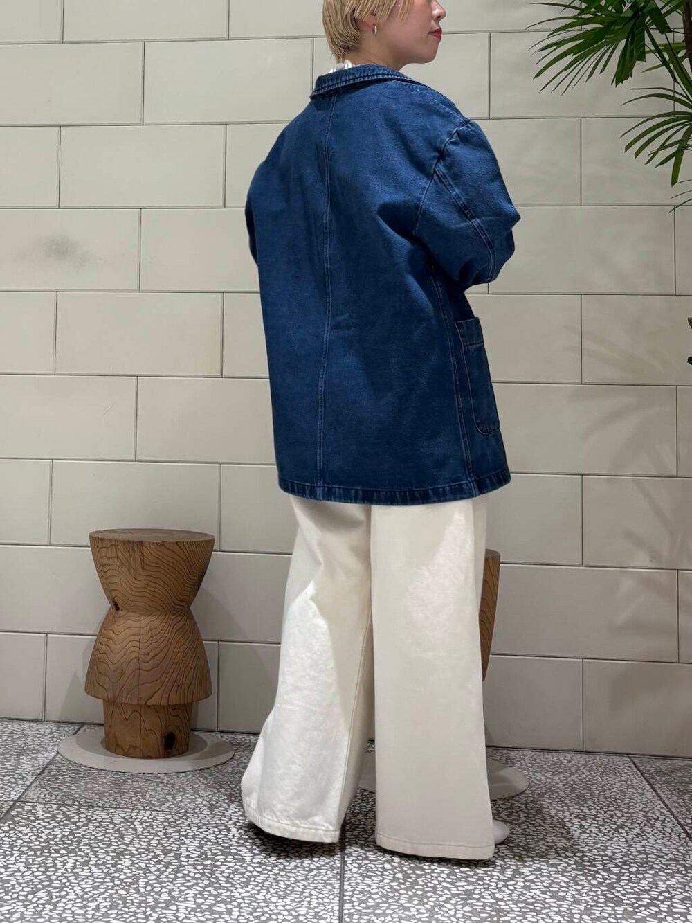 「デートコーデ、URBANRESEARCH、レイヤードスタイル、newarrival、ブルベ夏、骨格ウェーブ、ウェーブ×ブルベ夏、私の推しデニムスタイル」|「URBAN RESEARCHのテーラードデニムジャケット(デニムジャケット、ブルー系)」を使った、MINAMIさん(レディース・158cm)の冬コーディネートの3枚目の写真