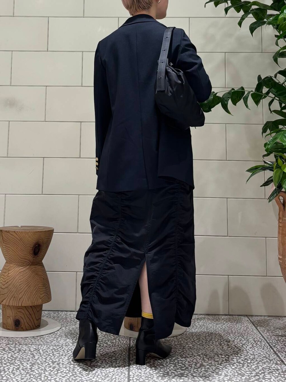 ブラック系のスカート、ブルー系のその他アウター、ピンク系のニット/セーターを着用したレディースの冬コーディネートの3枚目の写真