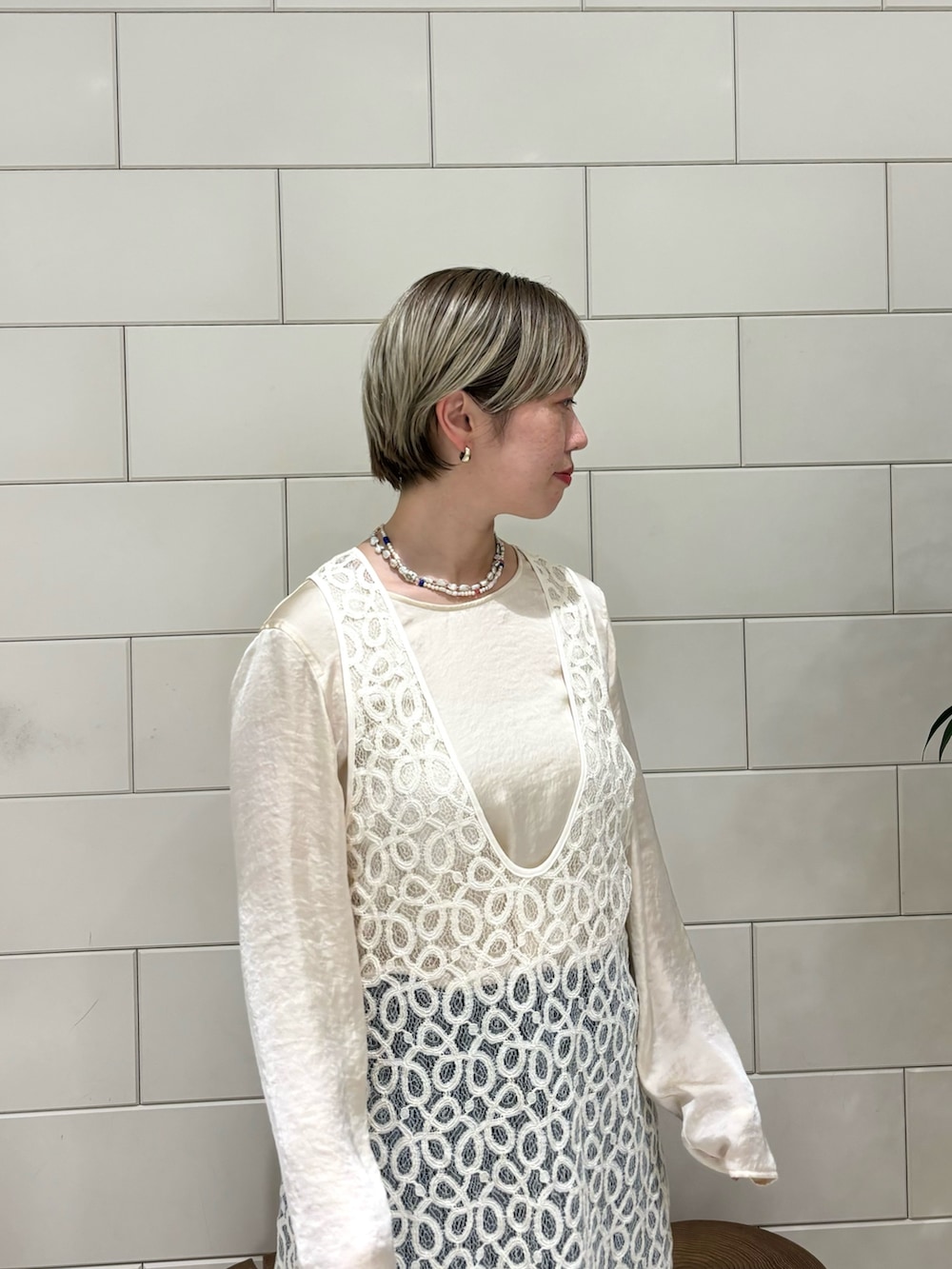 「レイヤードスタイル、お出かけコーデ、ワンピース、モノトーン、秋服準備はじめました、淡色コーデ」｜「URBAN RESEARCHのヴィンテージサテンブラウス（シャツ/ブラウス、ホワイト系）」を使った、MINAMIさん（レディース・158cm）の夏コーディネートの4枚目の写真