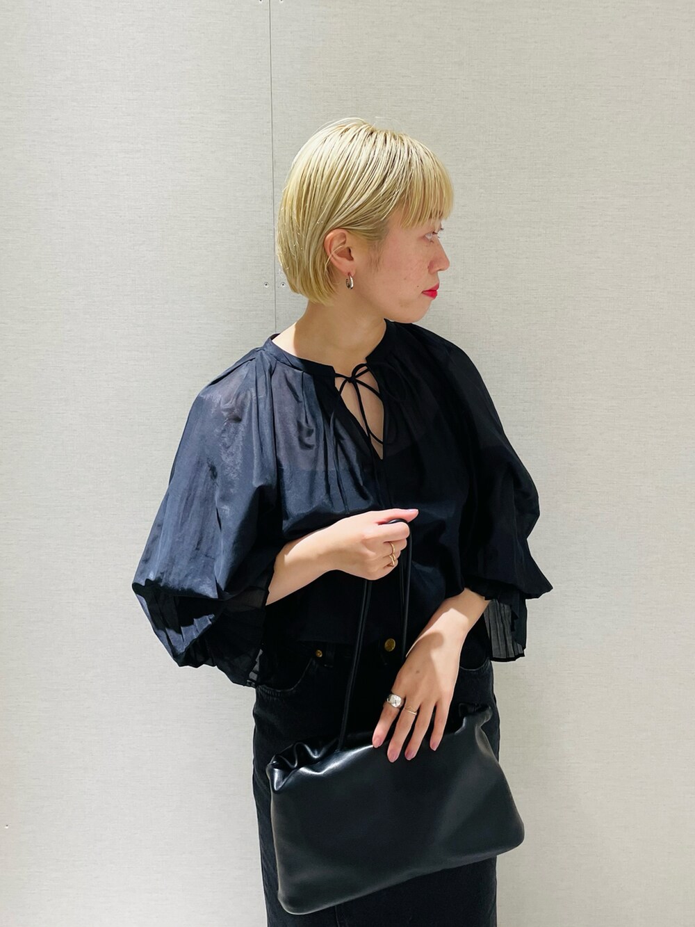 「シンプルコーデ、スカート、ロングスカート、ワントーンコーデ、ブラックコーデ、サンダル、ボリューム袖」｜「URBAN RESEARCH ROSSOのコットンシルク2WAYブラウス（Tシャツ/カットソー、ブルー系）」を使った、MINAMIさん（レディース・158cm）の春コーディネートの3枚目の写真