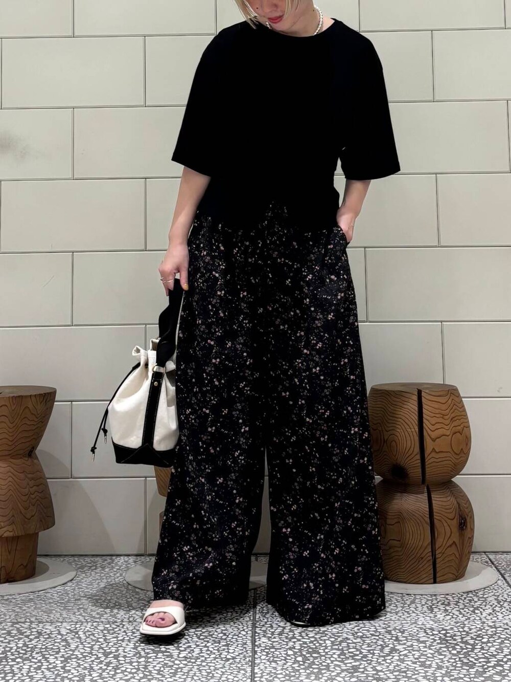 「大人カジュアル、URBANRESEARCH、シンプルコーデ、サンダル、newarrival、休日スタイル、お出かけコーデ、骨格ウェーブ、ウェーブ×ブルベ夏、ここでしか手に入らない別注アイテム、初夏のお出掛けコーデ」｜「URBAN RESEARCHのdecor『デコール』　Hematite6mmBallnecklace（ネックレス、シルバー系）」を使った、MINAMIさん（レディース・158cm）の春コーディネートの4枚目の写真
