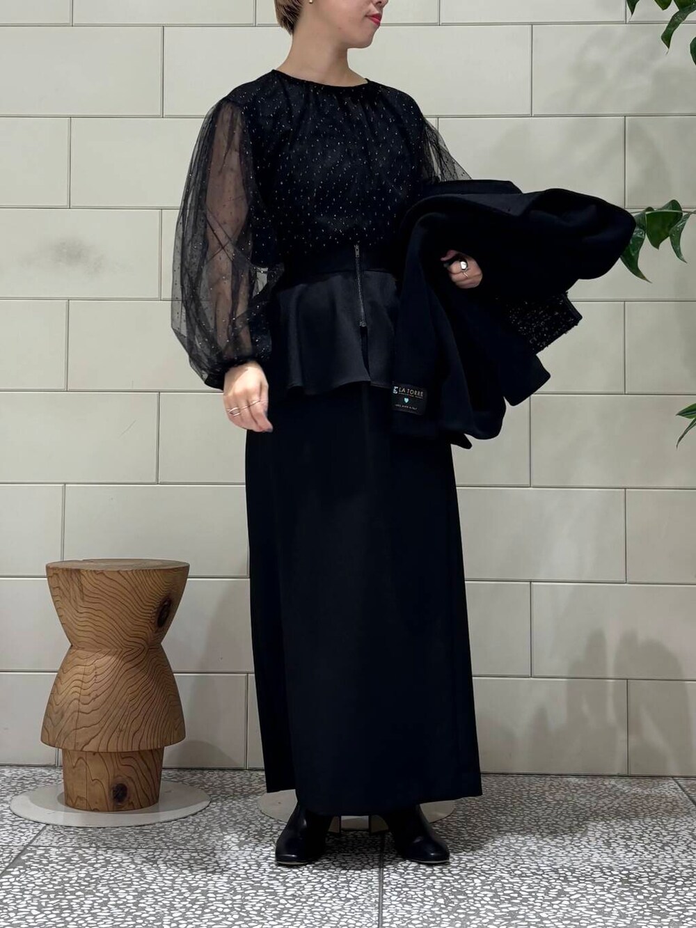 ブラック系のその他アウター、ブラック系のハンドバッグ、ブラック系のシャツ/ブラウスを着用したレディースの冬コーディネートの3枚目の写真