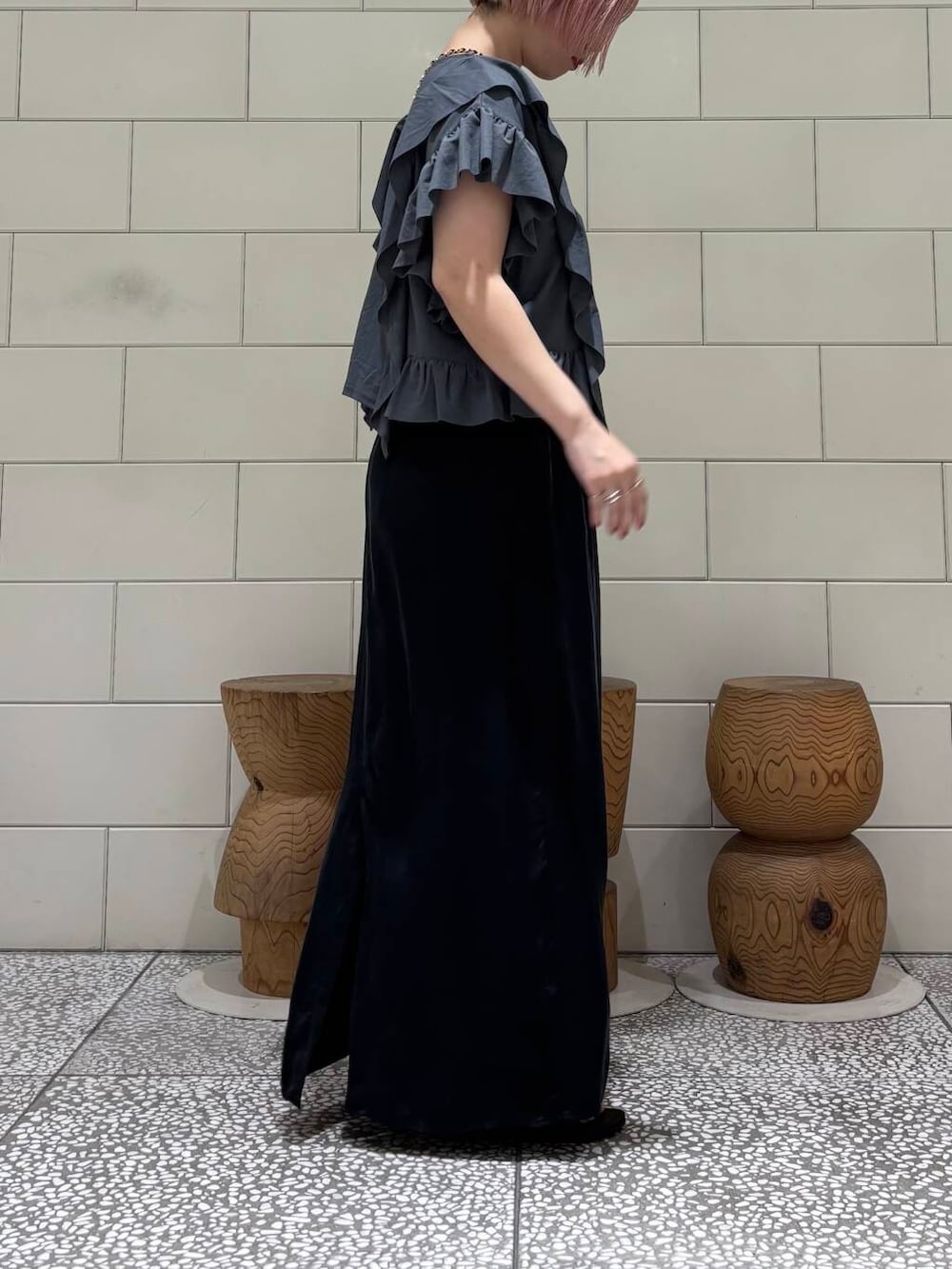 「大人カジュアル、モノトーン、スポーツミックス、ロングスカート、きれいめカジュアル、URBANRESEARCH、シンプルコーデ、サンダル、newarrival、休日スタイル、サンダルコーデ、お出かけコーデ、旅行コーデ、骨格ウェーブ、ウェーブ×ブルベ夏」｜「URBAN RESEARCHのレザーサンダル（サンダル、ブラック系）」を使った、MINAMIさん（レディース・158cm）の夏コーディネートの3枚目の写真