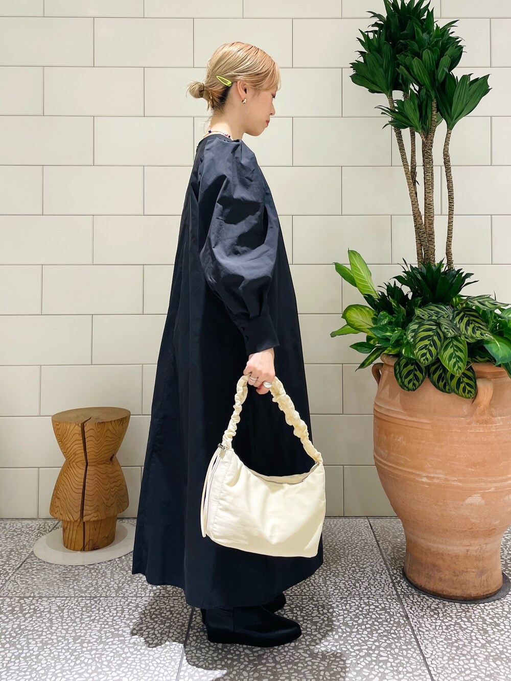 「秋コーデ、シンプルコーデ、ブーツ、お出かけコーデ、ワンピース、秋服コーデ、シンプル、ワントーンコーデ」｜「URBAN RESEARCHの袖ボリュームAラインワンピース（ワンピース、ブラック系）」を使った、MINAMIさん（レディース・158cm）の秋コーディネートの2枚目の写真