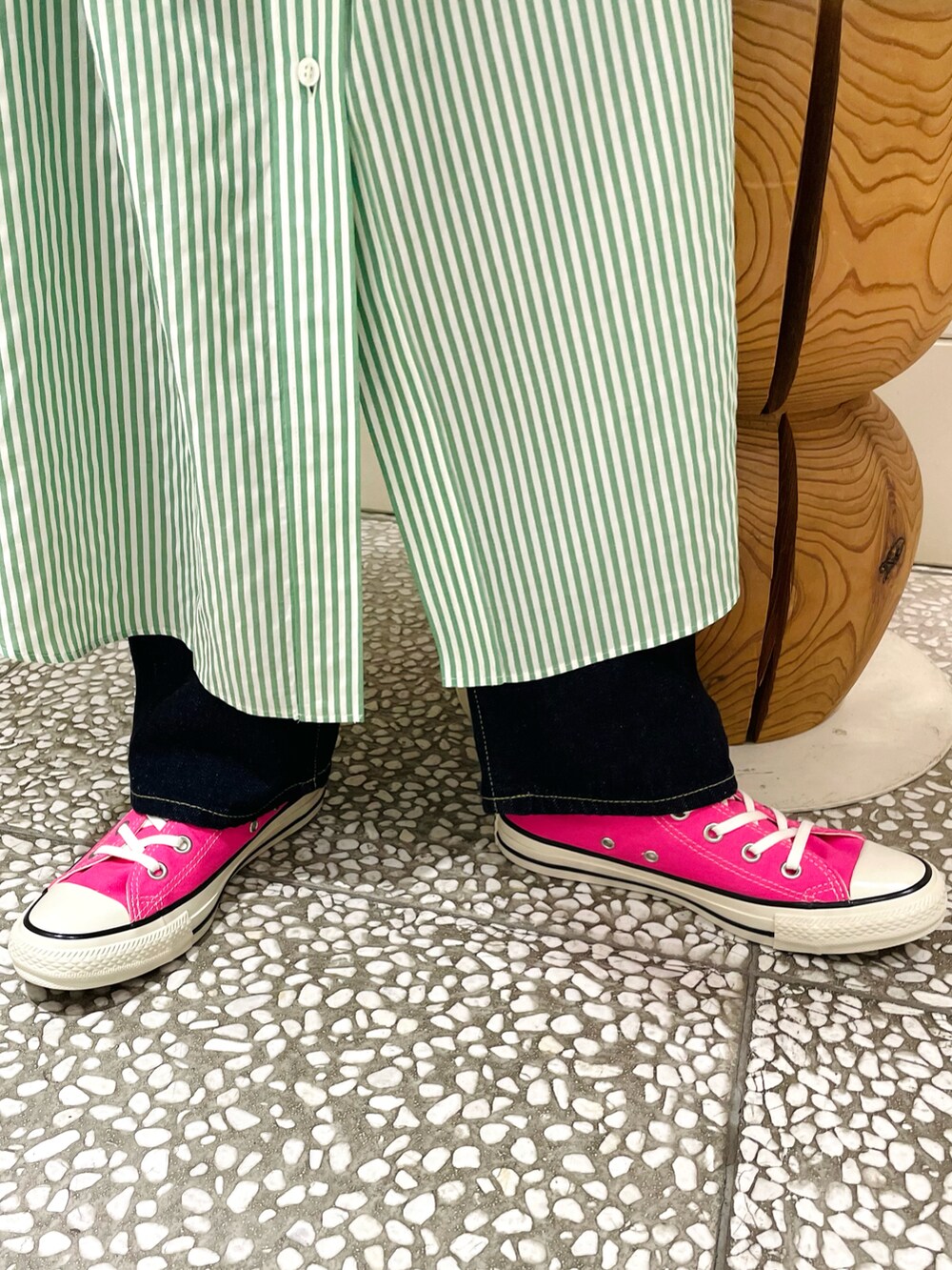 ブルー系のベスト、グリーン系のワンピース、ブルー系のデニムパンツを着用したレディースの冬コーディネートの4枚目の写真
