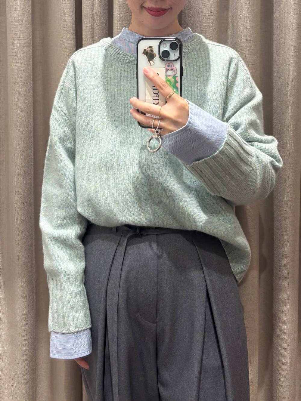 ブルー系のTシャツ/カットソー、ブルー系のニット/セーター、グレー系のその他パンツを着用したレディースの冬コーディネートの5枚目の写真