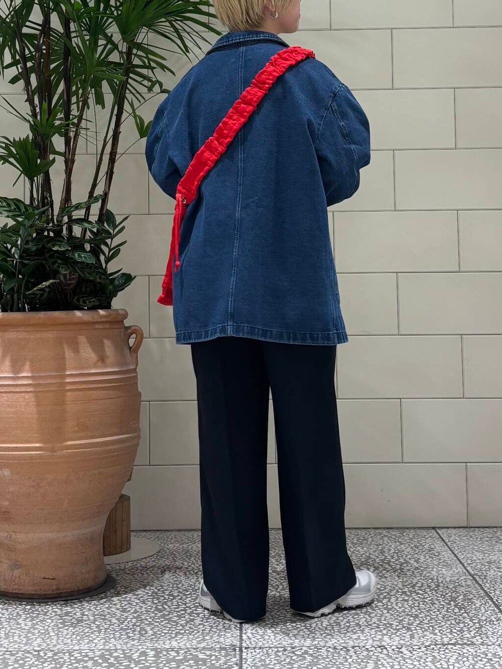 ブルー系のその他パンツ、ブルー系のデニムジャケット、レッド系のショルダーバッグを着用したレディースの冬コーディネートの3枚目の写真