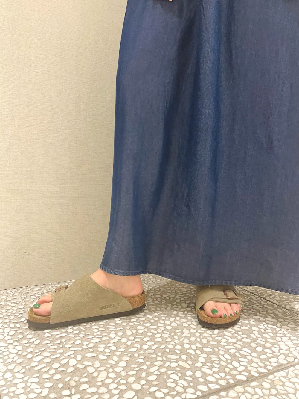 「休日スタイル、ワンピース、ロングワンピース、デニム、春、birkenstock、サンダル、カジュアルコーデ、オトナ女子、シャツワンピ」｜「URBAN RESEARCH ROSSO WOMENのデニムワンピース（ワンピース、ブルー系）」を使った、MINAMIさん（レディース・158cm）の春コーディネートの4枚目の写真