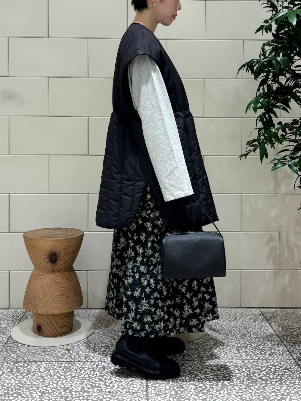「ブーツ、URBANRESEARCH、newarrival、ブルベ夏、骨格ウェーブ、秋のお出かけコーデ、ウェーブ×ブルベ夏、盛夏から晩夏へスイッチコーデ、ウェーブ×カジュアル、ウェーブ×着やせ、私の推し新作アイテム、初秋の羽織りものコーデ」｜「URBAN RESEARCHのタンクソールサイドゴアブーツ（ブーツ、ブラック系）」を使った、MINAMIさん（レディース・158cm）の秋コーディネートの2枚目の写真