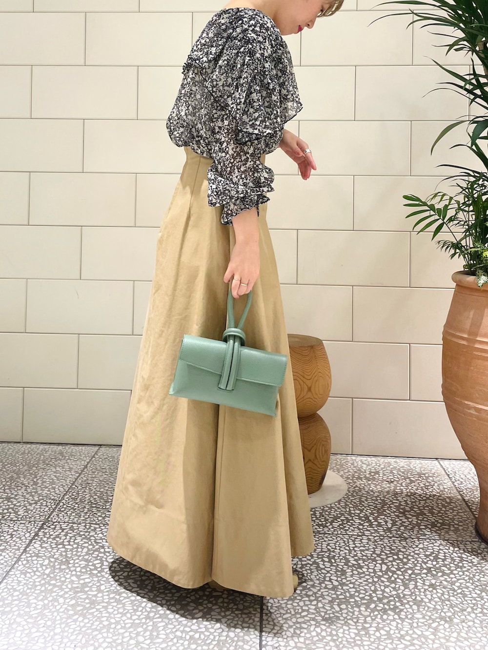 「ブラウス、フラワープリント、フリル、スカート、ロングスカート、ミュール、ミニバッグ、ショルダーバッグ、スクエアトゥ、春コーデ、花柄」｜「URBAN RESEARCHのフラワープリントフリルブラウス（シャツ/ブラウス、ブラック系）」を使った、MINAMIさん（レディース・158cm）の春コーディネートの2枚目の写真