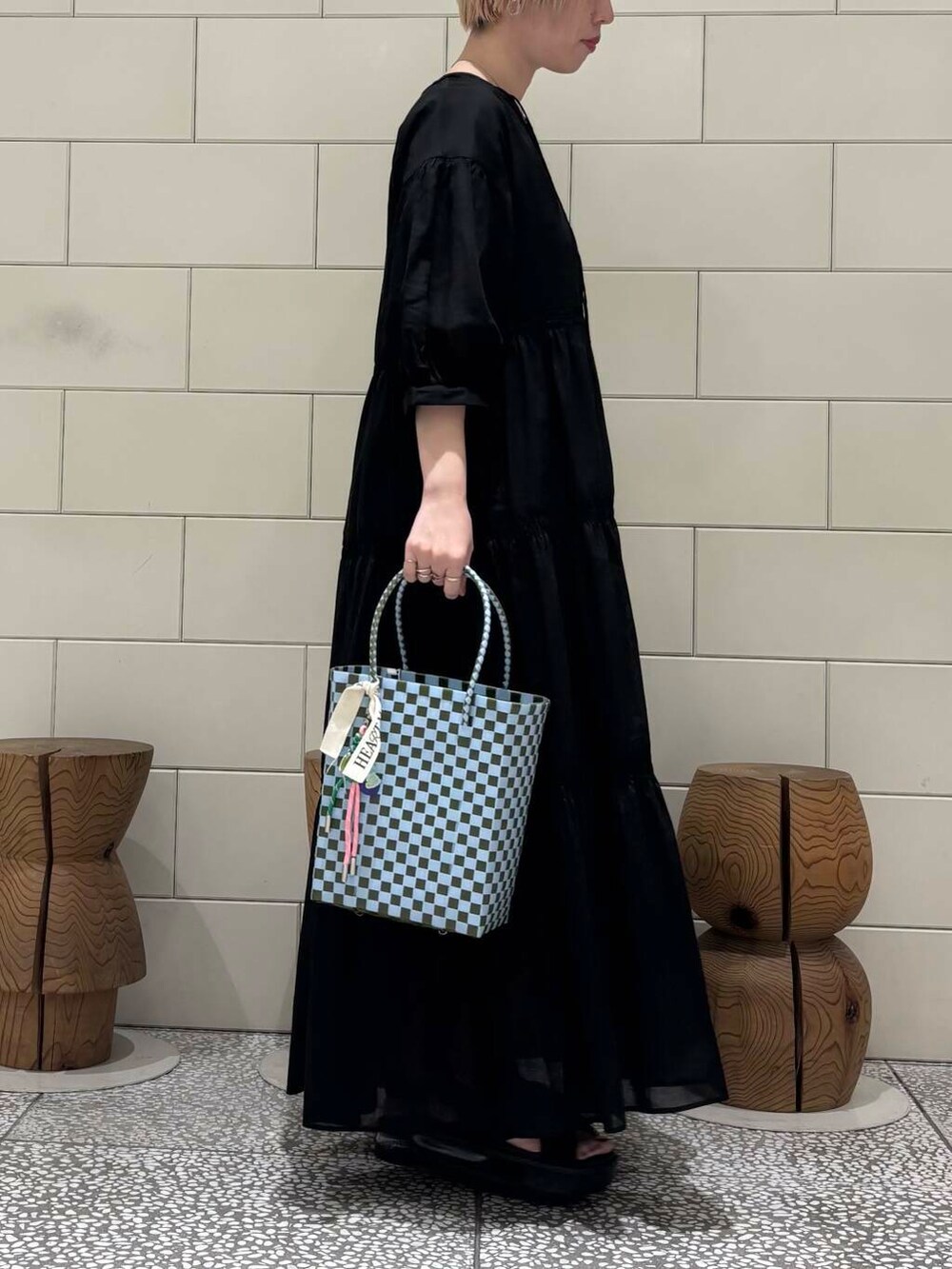 「ワンピース、大人カジュアル、スポーツミックス、URBANRESEARCH、シンプルコーデ、サンダル、newarrival、休日スタイル、旅行コーデ、骨格ウェーブ、ウェーブ×ブルベ夏、初夏のお出掛けコーデ」｜「NIKEのNIKE　エアマックスアイラサンダル（サンダル、ブラック系）」を使った、MINAMIさん（レディース・158cm）の春コーディネートの2枚目の写真