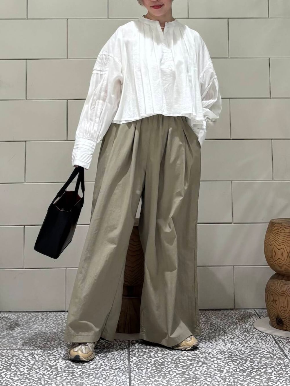 「大人カジュアル、ワイドパンツ、URBANRESEARCH、ブラウス、newarrival、休日スタイル、骨格ウェーブ、ウェーブ×ブルベ夏、即戦力ブラウスコーデ、ブラウスが主役の春コーデ」｜「URBAN RESEARCHの『UR TECH』ギャザーワイドパンツ（その他パンツ、ベージュ系）」を使った、MINAMIさん（レディース・158cm）の春コーディネートの2枚目の写真