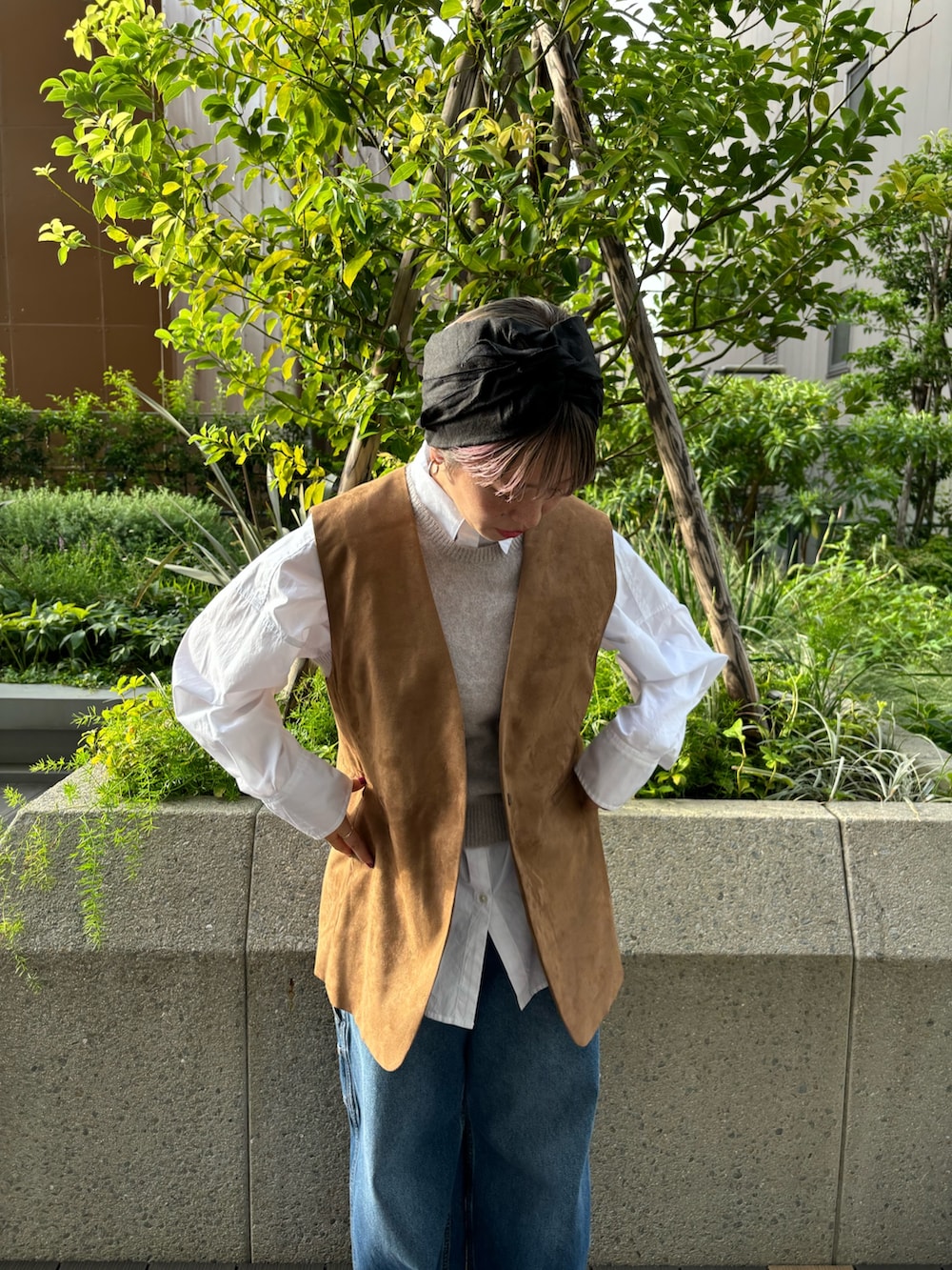 「ブラウン、シャツスタイル、秋服準備はじめました、ベスト、デニム、カジュアル」｜「URBAN RESEARCHのペインターデニムパンツ（デニムパンツ、ブルー系）」を使った、MINAMIさん（レディース・158cm）の夏コーディネートの3枚目の写真