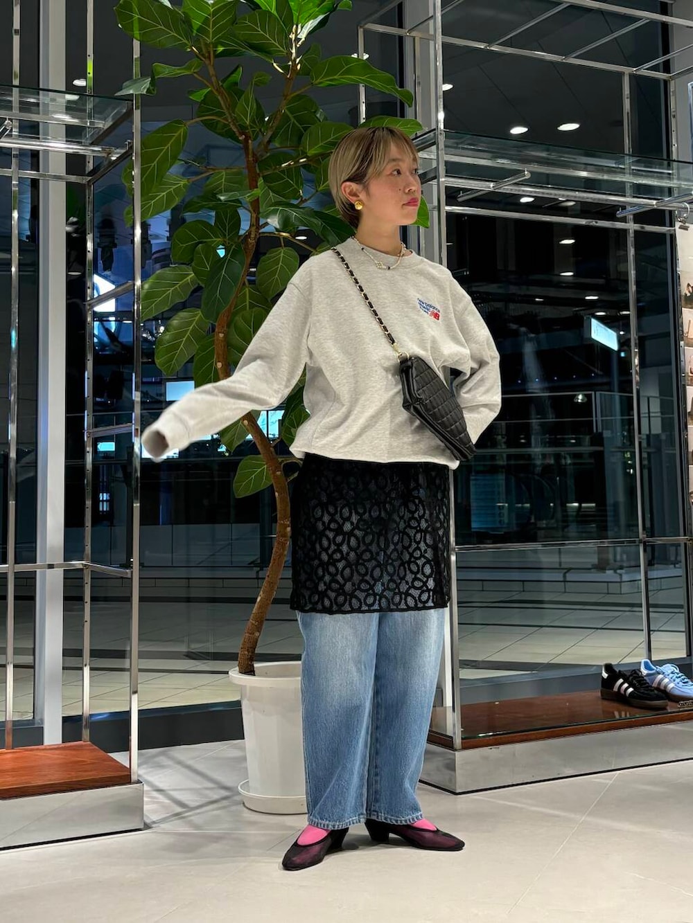 「カジュアルコーデ、URBANRESEARCH、newarrival、レイヤードコーデ、ブルベ夏、骨格ウェーブ、ウェーブ×ブルベ夏、盛夏から晩夏へスイッチコーデ、ウェーブ×カジュアル、ウェーブ×着やせ、即着デニムコーデ、私の推し新作アイテム」|「URBAN RESEARCHの『別注』『MADE IN JAPAN』 MILLIWM×URBAN RESEARCH シアーパンプス(パンプス、ブラック系)」を使った、MINAMIさん(レディース・158cm)の夏コーディネートの2枚目の写真