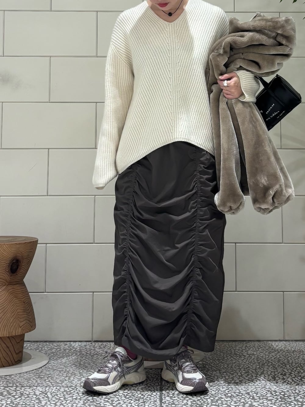 「淡色コーデ、冬アウター、冬服、お出かけコーデ、ラクチンコーデ、休日スタイル、シンプルスタイル、スニーカー、スニーカーコーデ」｜「ASICSの『WEB/一部店舗限定』ASICS　GT-2160（スニーカー、パープル系）」を使った、MINAMIさん（レディース・158cm）の冬コーディネートの2枚目の写真