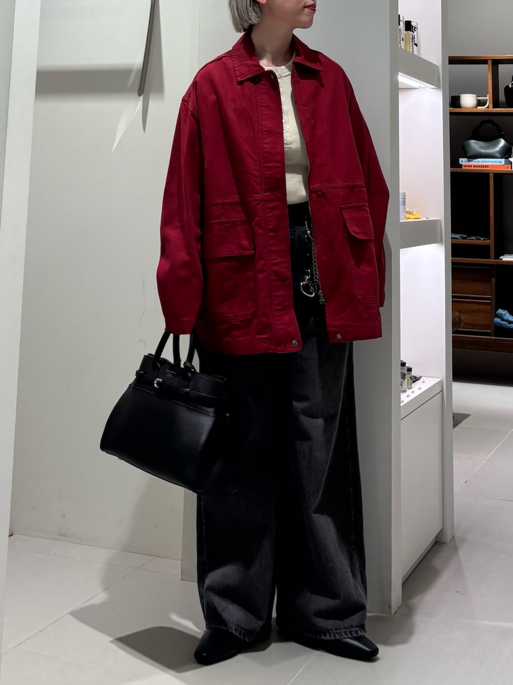 「秋服準備はじめました、シンプルコーデ、秋コーデ、デニム、旬顔デニムコーデ、lee101、季節の変わり目羽織コーデ、初秋のパンツスタイル、おでかけコーデ、秋、パンツコーデ、秋冬コーデ、大人かわいい」｜「URBAN RESEARCHのオペラローファー（ローファー、ブラック系）」を使った、MINAMIさん（レディース・158cm）の秋コーディネートの4枚目の写真