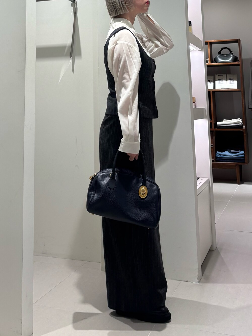 その他のベスト、ホワイト系のシャツ/ブラウス、その他のスカートを着用したレディースの秋コーディネートの3枚目の写真