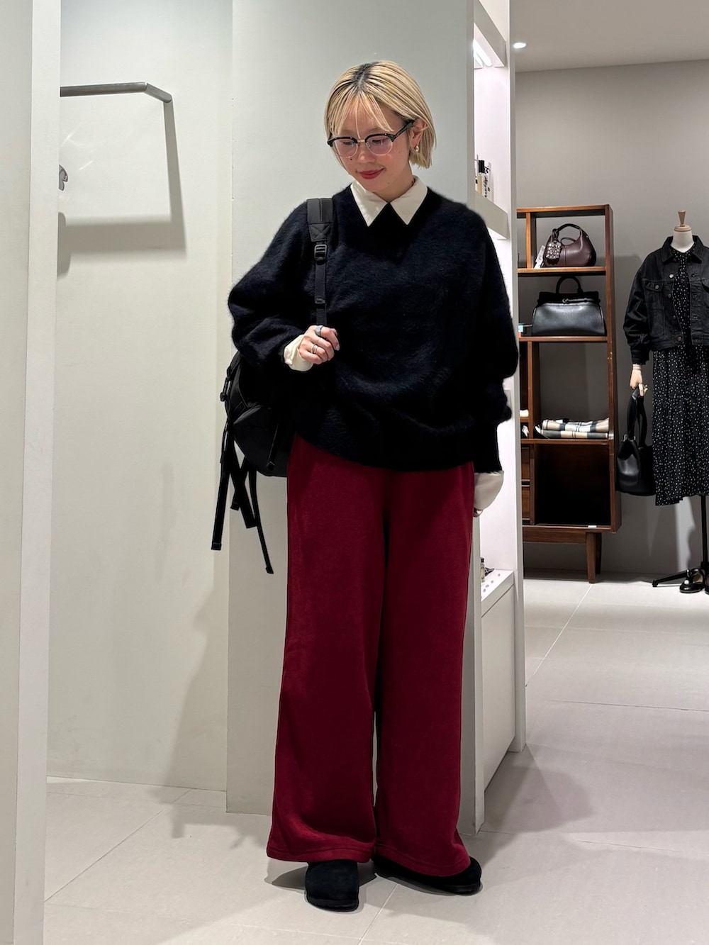 ホワイト系のTシャツ/カットソー、ブラック系のニット/セーター、ブラック系のバックパック/リュックを着用したレディースの秋コーディネートの3枚目の写真