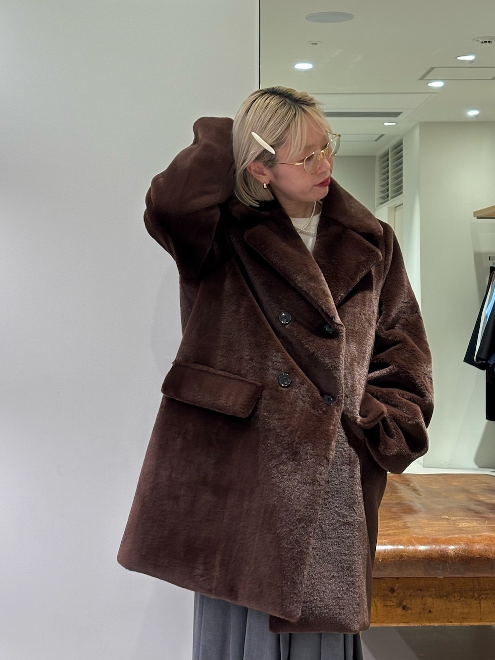 ベージュ系のブーツ、グリーン系のスカート、ブラウン系のテーラードジャケットを着用したレディースの秋コーディネートの3枚目の写真