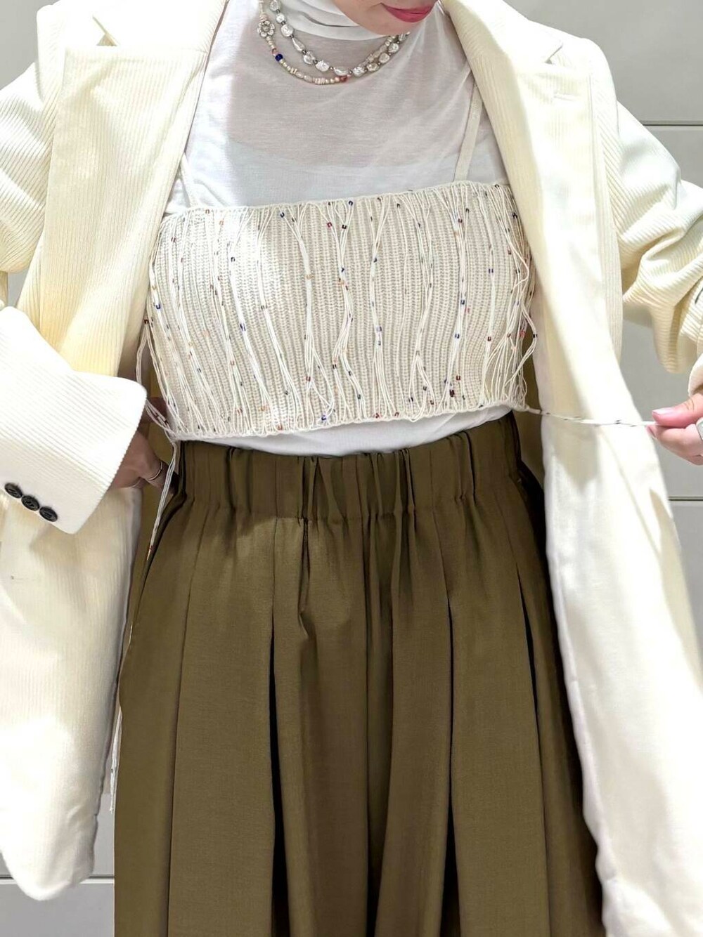 「デートコーデ、URBANRESEARCH、newarrival、レイヤードコーデ、ブルベ夏、骨格ウェーブ、秋のお出かけコーデ、ウェーブ×ブルベ夏、秋のジャケットスタイル、盛夏から晩夏へスイッチコーデ、ウェーブ×カジュアル、ウェーブ×着やせ、私の推し新作アイテム、先取り秋カラーコーデ、初秋の羽織りものコーデ」|「NEW BALANCEのNEW BALANCE 1906R(スニーカー、ホワイト系)」を使った、MINAMIさん(レディース・158cm)の秋コーディネートの3枚目の写真