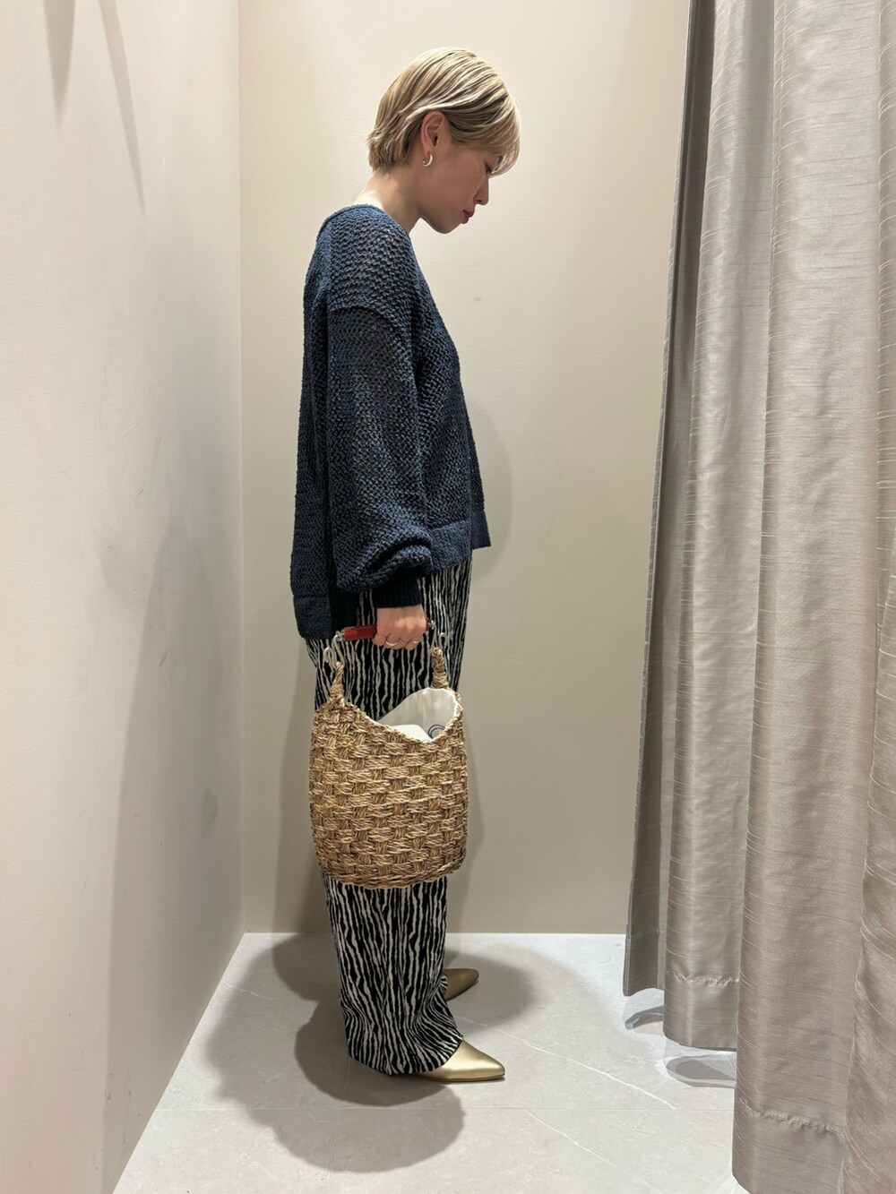 「春のNewスタイル、シンプルコーデ、大人カジュアル、春色、休日スタイル、カジュアルコーデ、春ファッション」｜「URBAN RESEARCHの透かし柄ニットプルオーバー（ニット/セーター、ブルー系）」を使った、MINAMIさん（レディース・158cm）の春コーディネートの2枚目の写真