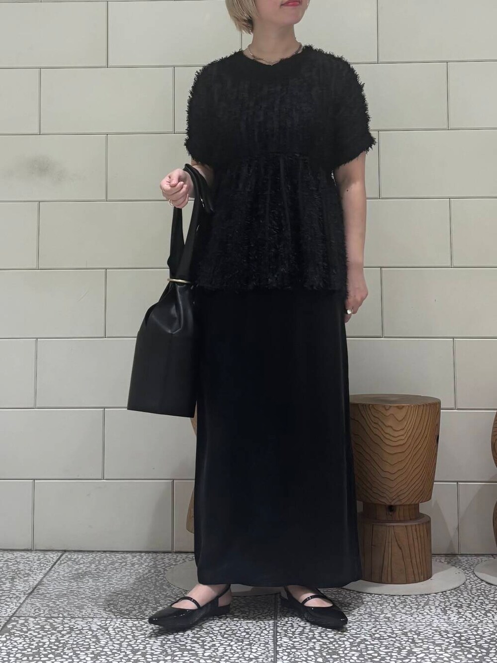 「大人カジュアル、モノトーン、ロングスカート、デートコーデ、URBANRESEARCH、シンプルコーデ、newarrival、骨格ウェーブ、ウェーブ×ブルベ夏、初夏のお出掛けコーデ」｜「URBAN RESEARCHのポインテッドバックストラップシューズ（パンプス、ブラック系）」を使った、MINAMIさん（レディース・158cm）の春コーディネートの2枚目の写真