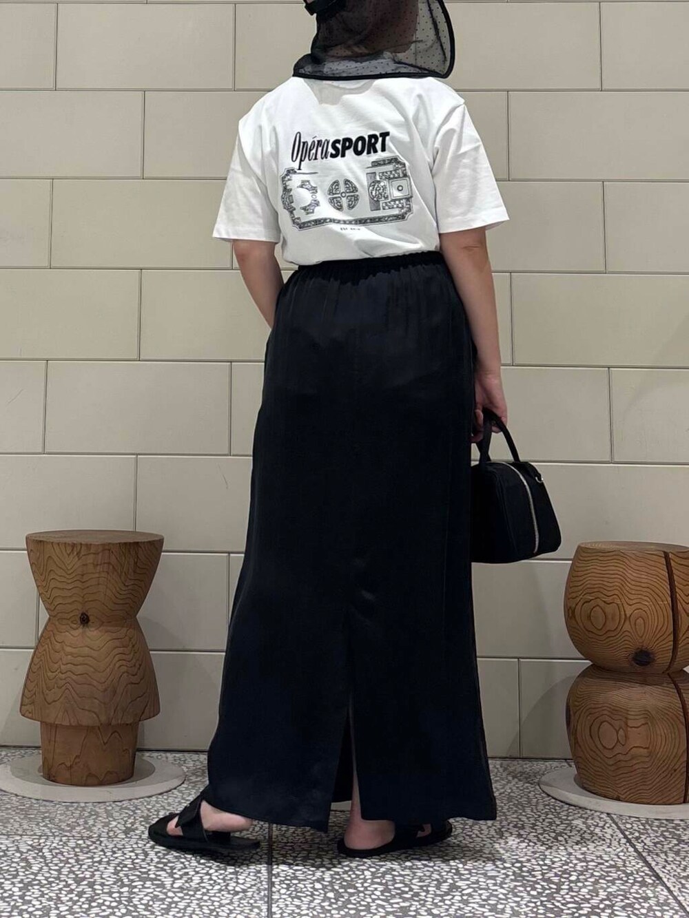 「大人カジュアル、モノトーン、Tシャツ、スポーツミックス、URBANRESEARCH、サンダル、ドット、newarrival、休日スタイル、サンダルコーデ、お出かけコーデ、紫外線対策、骨格ウェーブ、ウェーブ×ブルベ夏、私のイチ推しブランド」｜「URBAN RESEARCHのレザーサンダル（サンダル、ブラック系）」を使った、MINAMIさん（レディース・158cm）の春コーディネートの3枚目の写真