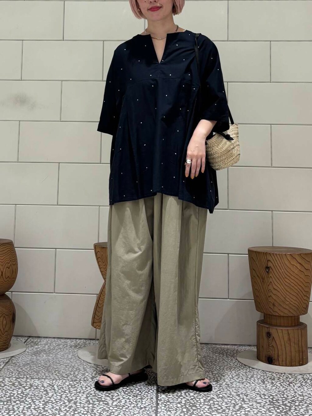 「大人カジュアル、URBANRESEARCH、シンプルコーデ、サンダル、夏コーデ、newarrival、休日スタイル、お出かけコーデ、骨格ウェーブ、暑い、ウェーブ×ブルベ夏、洒落見えイージーパンツ×サンダル」｜「URBAN RESEARCHの『UR TECH』ギャザーワイドパンツ（その他パンツ、ベージュ系）」を使った、MINAMIさん（レディース・158cm）の夏コーディネートの2枚目の写真