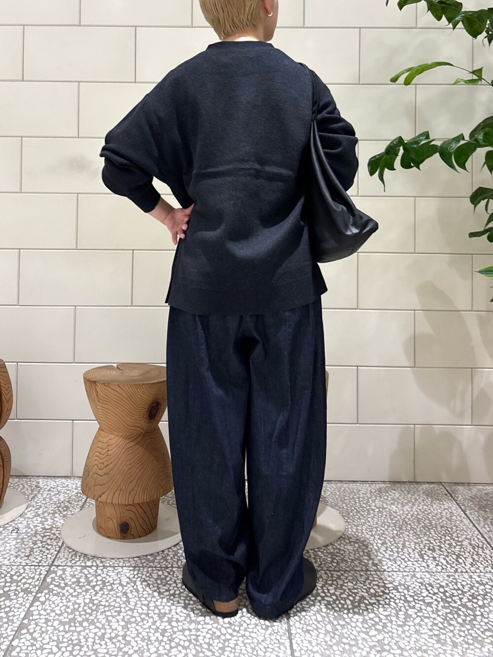 「カーディガン、休日スタイル、スポーツミックス、デニム、大人女子」|「URBAN RESEARCHのBROSコットンVネックカーディガン(カーディガン/ボレロ、グレー系)」を使った、MINAMIさん(レディース・158cm)の秋コーディネートの2枚目の写真