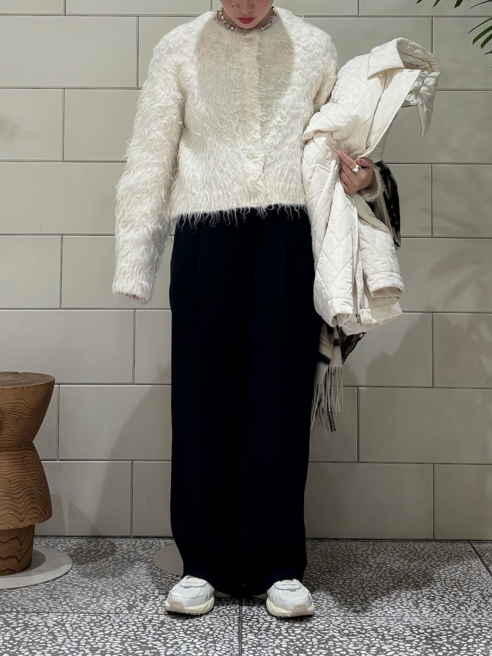 ホワイト系のダウンジャケット/コート、ホワイト系のカーディガン/ボレロ、ブラック系のその他パンツを着用したレディースの冬コーディネートの2枚目の写真