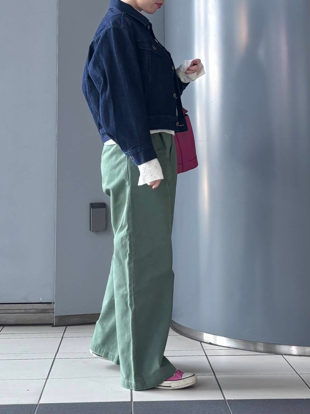 「lee、大人カジュアル、シャツスタイル、きれいめカジュアル、URBANRESEARCH、newarrival、休日スタイル、デニムジャケット、骨格ウェーブ、ウェーブ×ブルベ夏、ここでしか手に入らない別注アイテム、私の推しデニムスタイル」｜「URBAN RESEARCHの刺繍レースオーバーシャツ（シャツ/ブラウス、ホワイト系）」を使った、MINAMIさん（レディース・158cm）の冬コーディネートの2枚目の写真