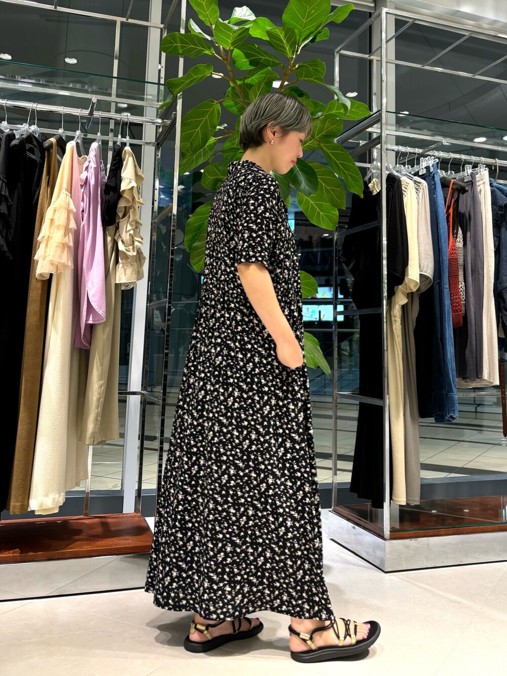 「きれいめカジュアル、シンプルスタイル、休日スタイル、ワンピース、夏、花柄ワンピース」｜「かぐれの『2サイズ展開』スモールフラワープリントワンピース（ワンピース、ブラック系）」を使った、MINAMIさん（レディース・158cm）の夏コーディネートの3枚目の写真