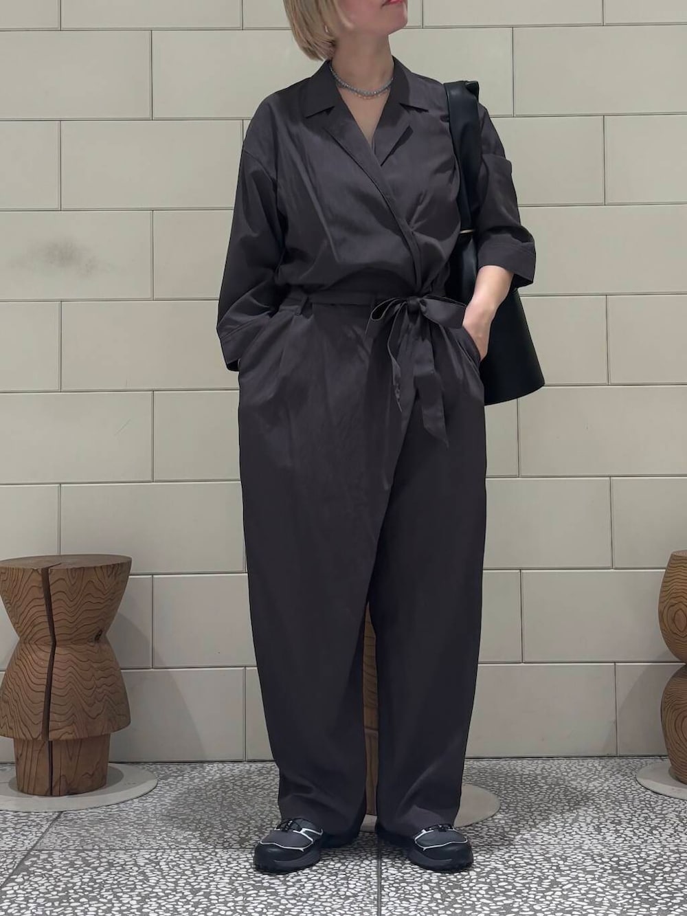 「オールインワン、大人カジュアル、スポーツミックス、URBANRESEARCH、newarrival、休日スタイル、春夏コーデ、旅行コーデ、骨格ウェーブ、大人スニーカー、ウェーブ×ブルベ夏、ここでしか手に入らない別注アイテム、初夏のお出掛けコーデ、テーマパークコーデ、過ごしやすい」｜「SALOMONの『23-25サイズ』SALOMON　Exclusive XT-PATHWAY II（スニーカー、グレー系）」を使った、MINAMIさん（レディース・158cm）の春コーディネートの2枚目の写真