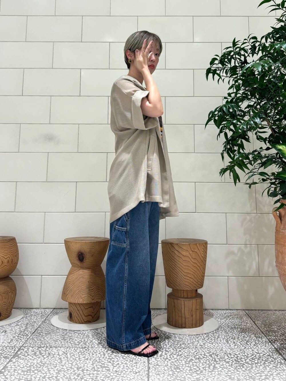 「カジュアルコーデ、URBANRESEARCH、ブルベ夏、骨格ウェーブ、ウェーブ×ブルベ夏、盛夏から晩夏へスイッチコーデ、ウェーブ×カジュアル、ウェーブ×着やせ、即着デニムコーデ、私の推し新作アイテム」|「URBAN RESEARCHのナローストラップサンダル(サンダル、ブラック系)」を使った、MINAMIさん(レディース・158cm)の夏コーディネートの2枚目の写真