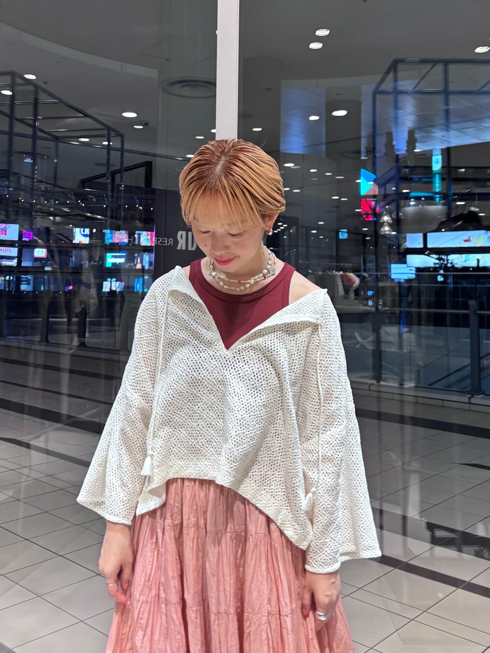 「パステルカラー、休日スタイル、きれいめカジュアル、デートコーデ、オトナカジュアル、スカート、骨格ウェーブ」｜「URBAN RESEARCHのインドコットンレースブラウス（シャツ/ブラウス、ホワイト系）」を使った、MINAMIさん（レディース・158cm）の春コーディネートの3枚目の写真