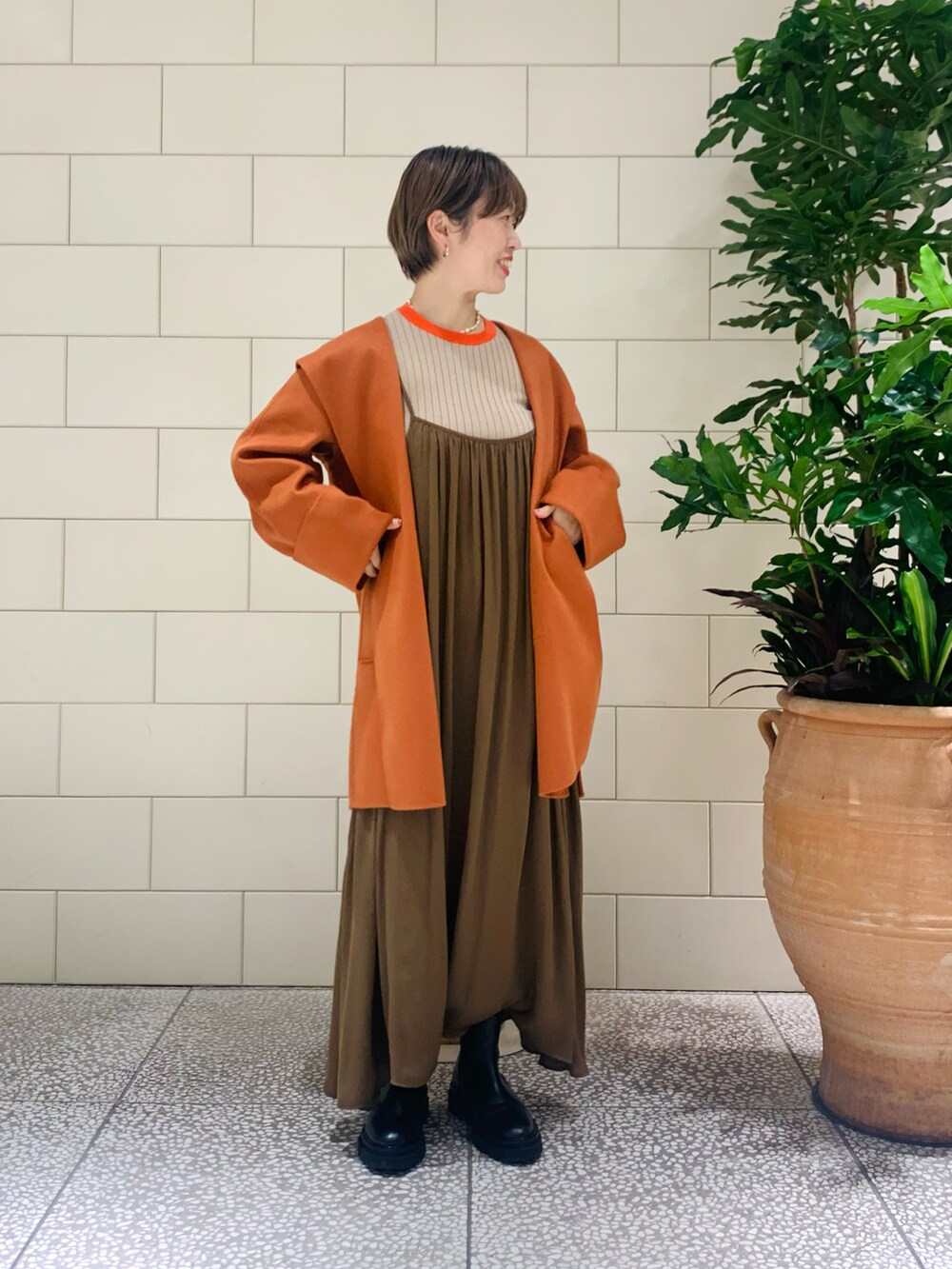 「ワンピース、ブーツ、ベージュ、オレンジ、大人カジュアル、休日スタイル、キャミワンピ」｜「URBAN RESEARCHのリバーフードコート（その他アウター、オレンジ系）」を使った、MINAMIさん（レディース・158cm）の冬コーディネートの2枚目の写真