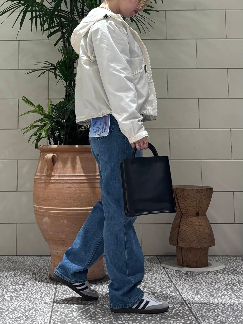 グレー系のカーディガン/ボレロ、ホワイト系のスニーカー、その他のTシャツ/カットソーを着用したレディースの冬コーディネートの4枚目の写真