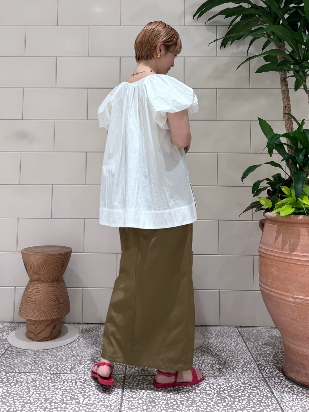 ホワイト系のシャツ/ブラウス、ブラウン系のスカートを着用したレディースの春コーディネートの2枚目の写真