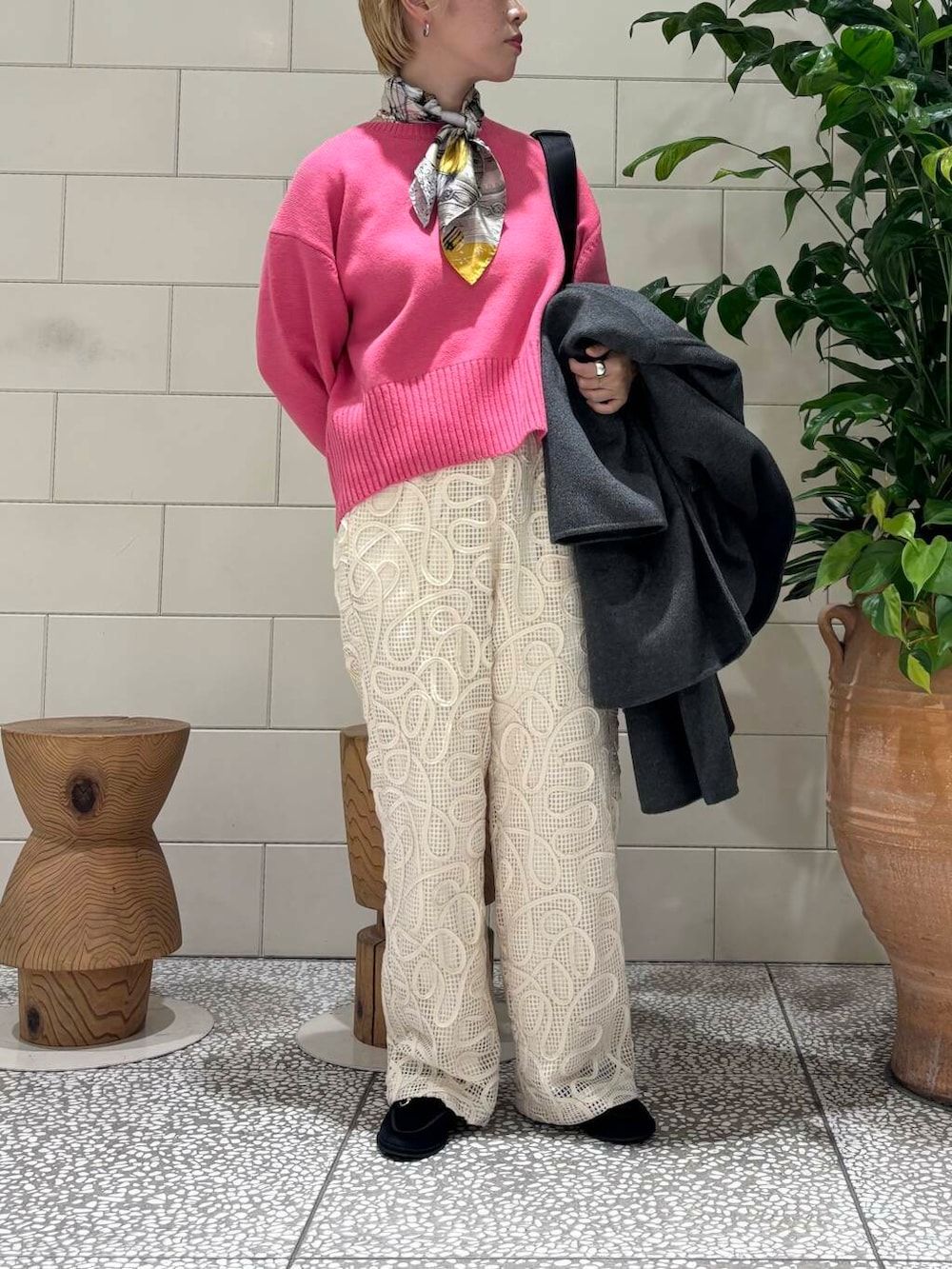 グレー系のその他アウター、ピンク系のニット/セーター、ホワイト系のその他パンツを着用したレディースの秋コーディネートの3枚目の写真