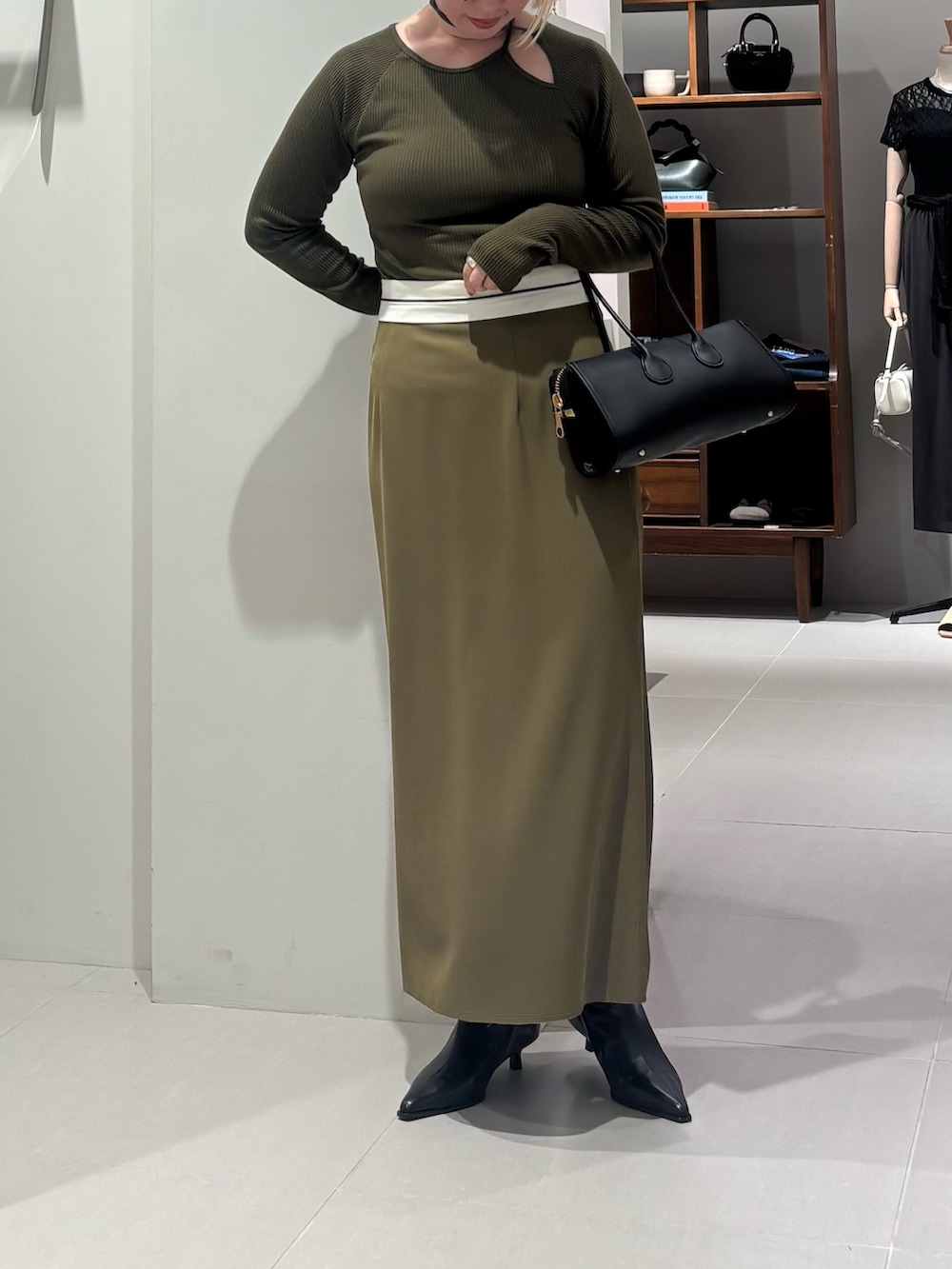 「秋服準備はじめました、着こなしのちょこっとテク、きれいめカジュアル、シンプルコーデ、お出かけコーデ、小物で作る初秋コーデ、秋冬コーデ、大人女子、着回しコーデ、キレイめコーデ」|「URBAN RESEARCHのECOPELカーリーファーベスト(その他アウター、ホワイト系)」を使った、MINAMIさん(レディース・158cm)の秋コーディネートの3枚目の写真