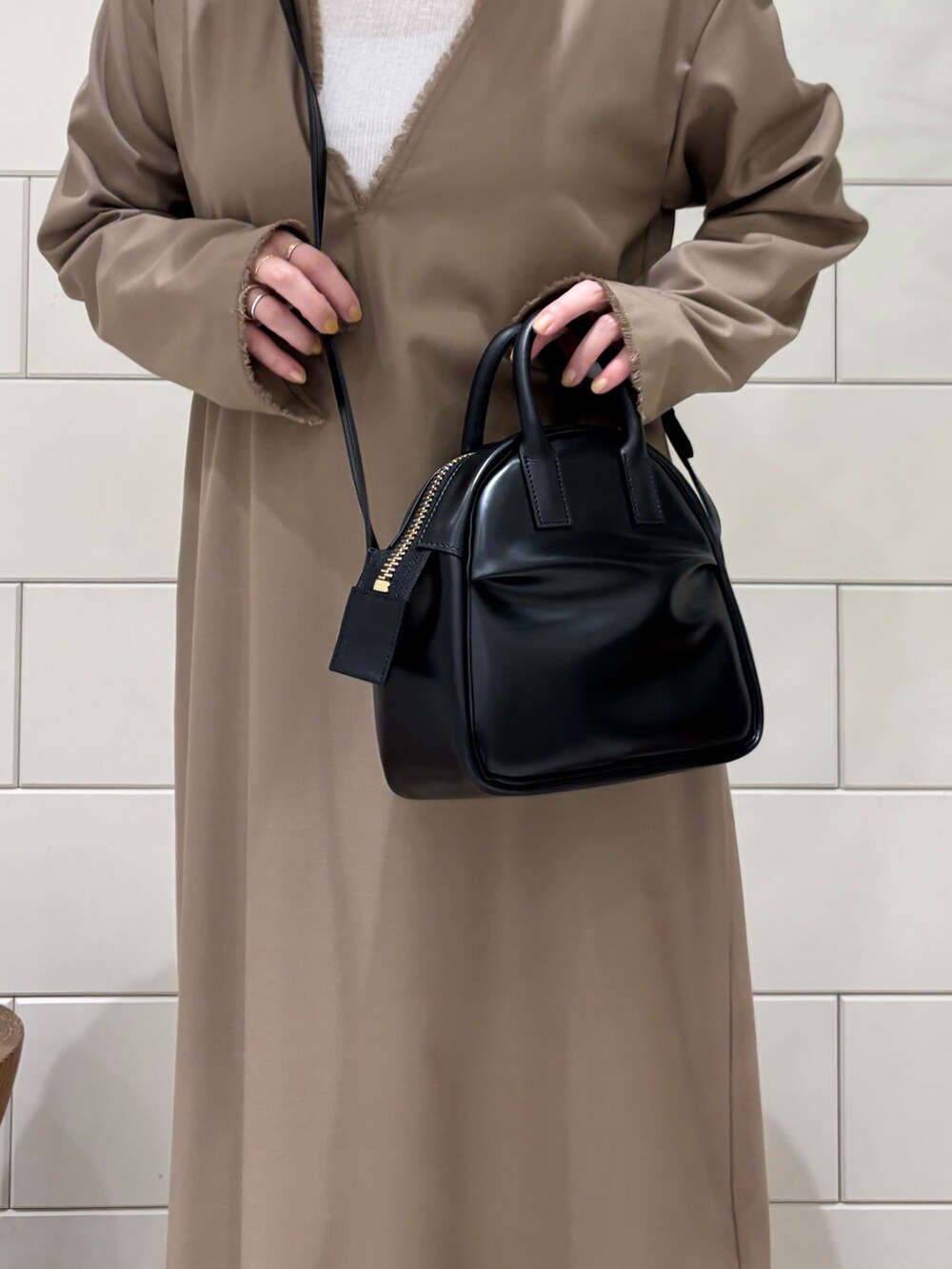 ベージュ系のワンピース、ホワイト系のTシャツ/カットソー、その他のその他を着用したレディースの冬コーディネートの2枚目の写真