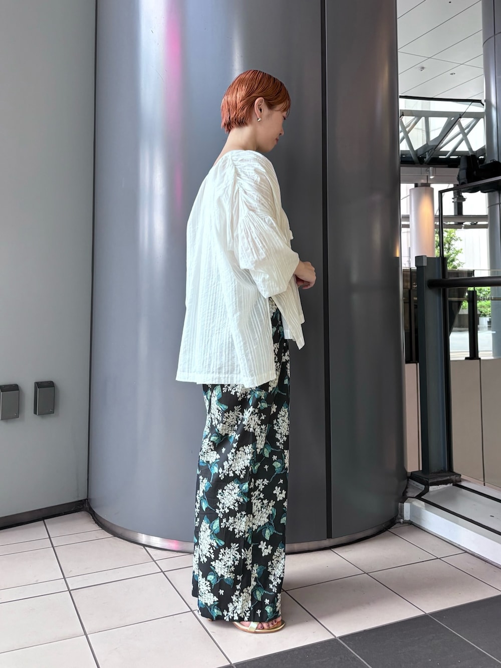 「きれいめカジュアル、春夏コーデ、シアートップス、休日スタイル、シンプルコーデ、サンダル」｜「URBAN RESEARCHのラメストライプチュニックブラウス（シャツ/ブラウス、ホワイト系）」を使った、MINAMIさん（レディース・158cm）の春コーディネートの3枚目の写真