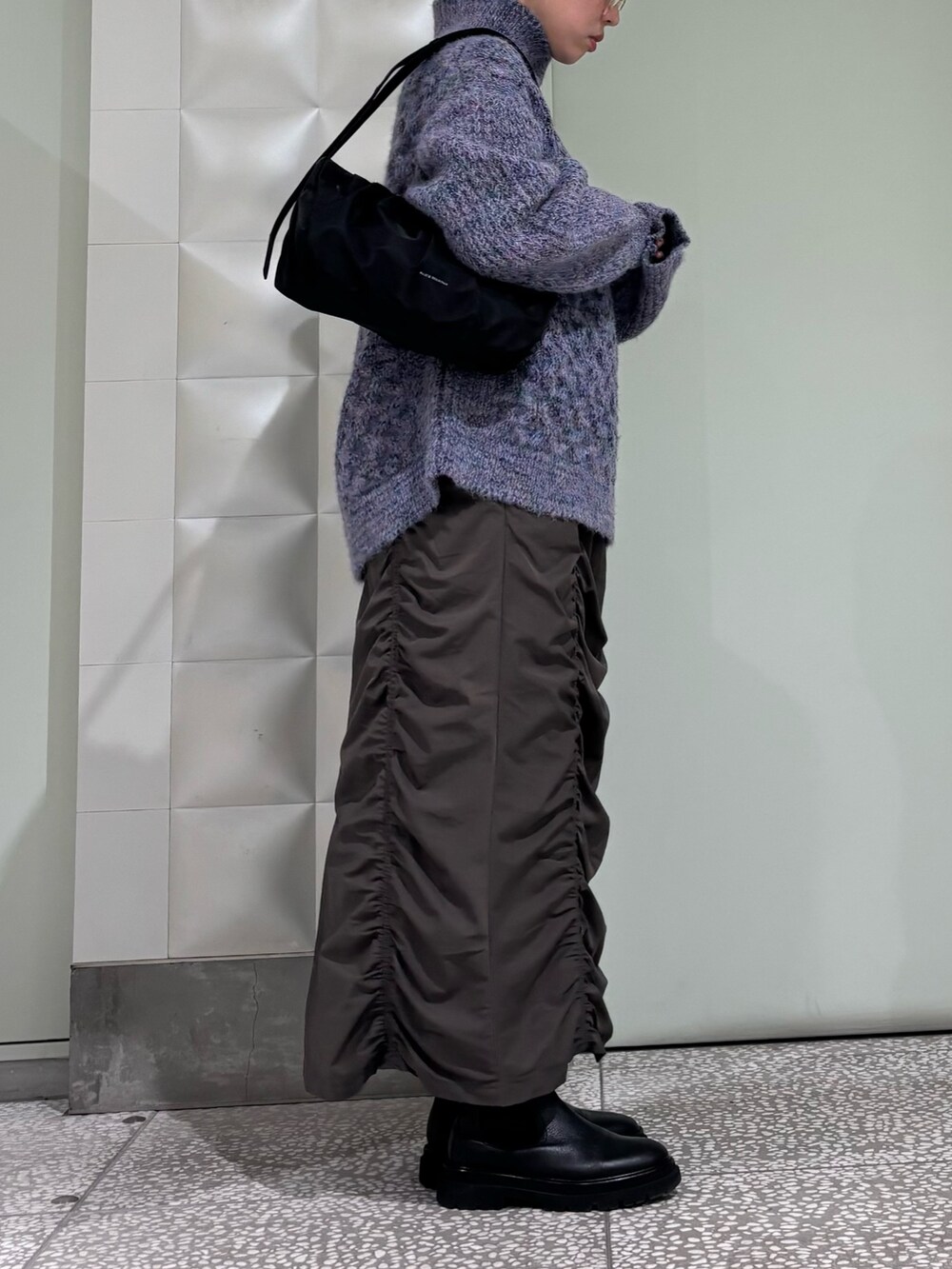 ブルー系のニット/セーター、グレー系のスカート、その他のその他を着用したレディースの秋コーディネートの2枚目の写真