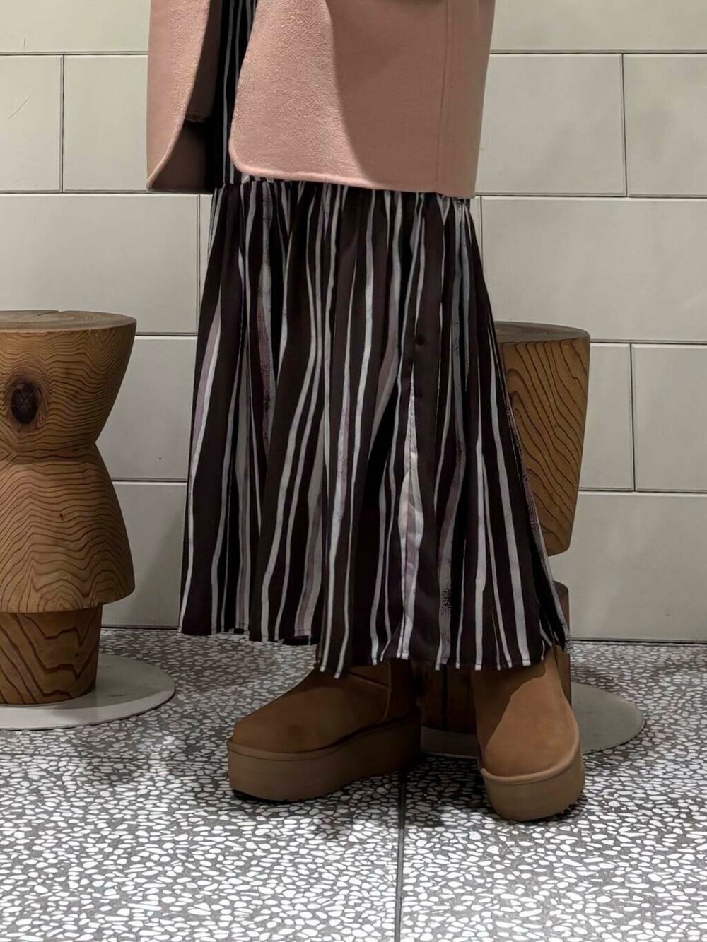 ベージュ系のその他アウター、ブラウン系のワンピース、ブラウン系のカーディガン/ボレロを着用したレディースの秋コーディネートの2枚目の写真