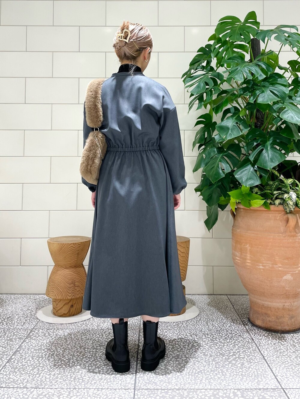 「ファッションを楽しもう、ワンピース、お出かけコーデ、きれいめカジュアル、冬コーデ、ブーツ、シンプルコーデ」｜「URBAN RESEARCHのアイテム（ネックレス、シルバー系）」を使った、MINAMIさん（レディース・158cm）の秋コーディネートの2枚目の写真