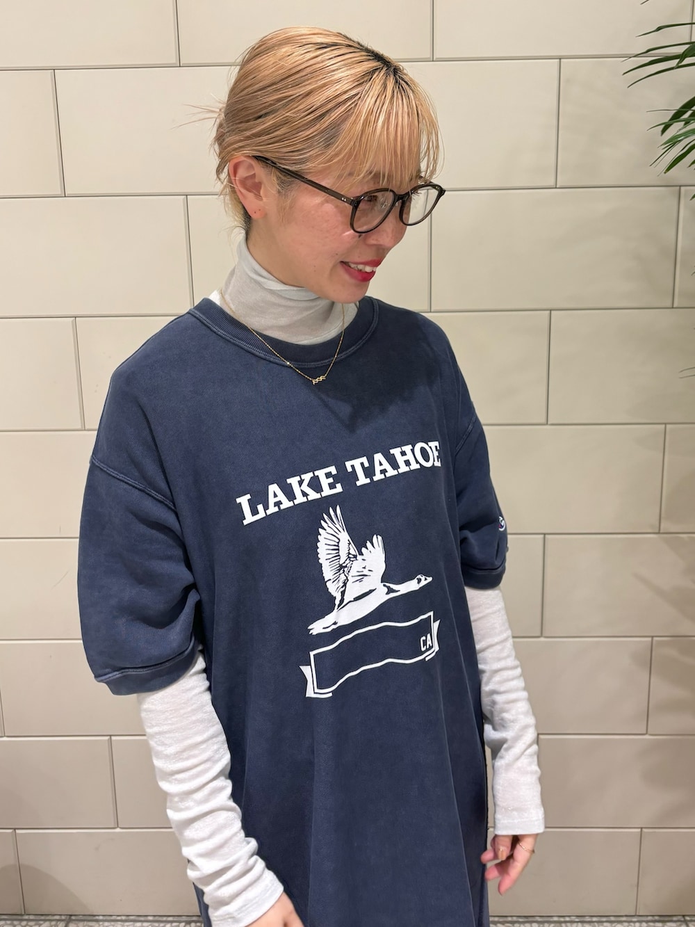 「春のおしゃ見えテクニック、メガネ女子、デートコーデ、スポーツミックス、春服みてみて、レイヤードスタイル、お出かけコーデ、シンプルコーデ、ワンピース、スニーカー」｜「KANEKO OPTICALの『別注』KANEKO OPTICAL×URBAN RESEARCH　TYPE-C（メガネ、ブラウン系）」を使った、MINAMIさん（レディース・158cm）の春コーディネートの3枚目の写真