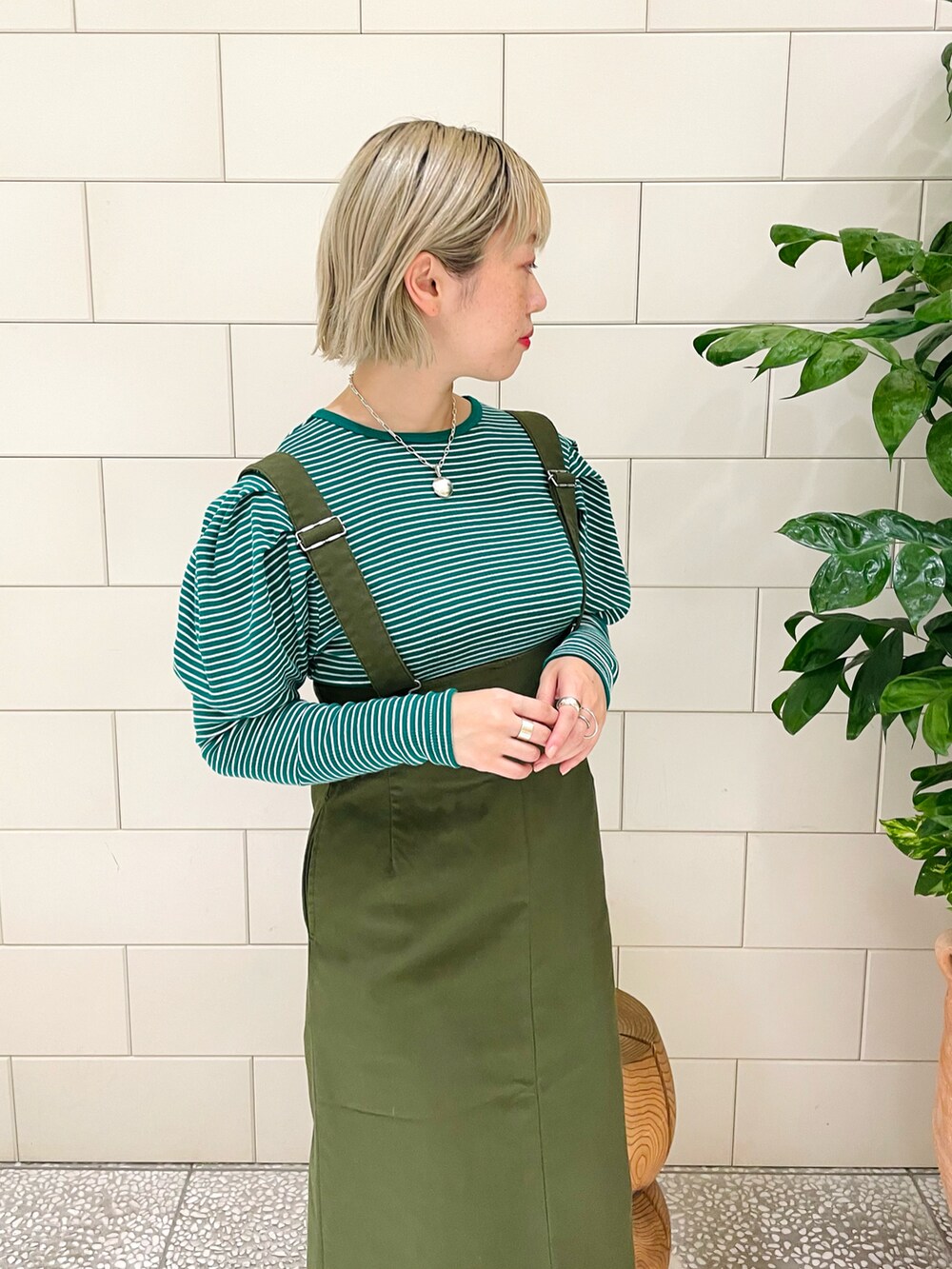 「ワントーンコーデ、ジャンスカ、グリーン、ボーダー、カットソー、ブーツ、レースアップシューズ、秋服準備はじめました、リング、シルバーアクセサリー」｜「URBAN RESEARCHのdecor　Round Locket pendant（チャーム、シルバー系）」を使った、MINAMIさん（レディース・158cm）の秋コーディネートの4枚目の写真