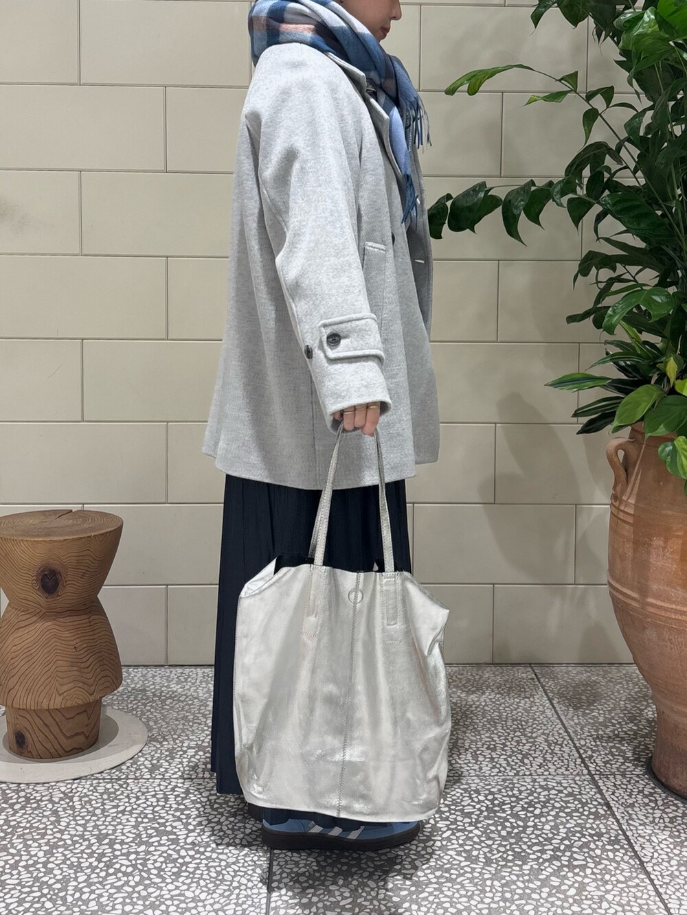 「日常に魔法を、スニーカー、秋コーデ、休日スタイル、スウェット、オトナカジュアル」|「URBAN RESEARCH ROSSO WOMENのカシミヤ混チェックストール(ストール/ショール、ブルー系)」を使った、MINAMIさん(レディース・158cm)の秋コーディネートの3枚目の写真