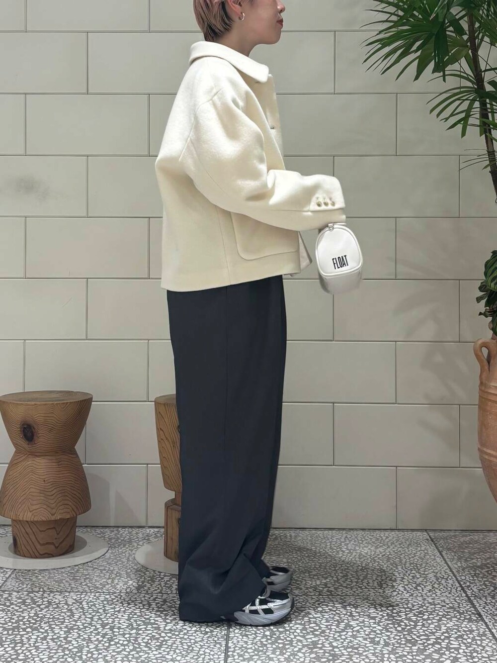 ホワイト系のボストンバッグ、ホワイト系のその他アウター、グレー系のサロペット/オーバーオールを着用したレディースの冬コーディネートの3枚目の写真