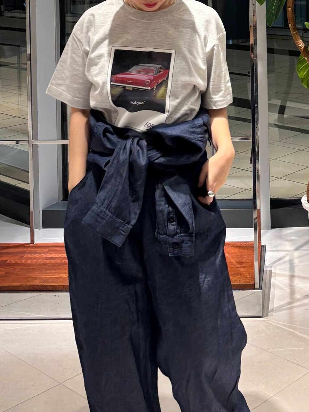 その他のスニーカー、ブラック系のトートバッグ、ブルー系のサロペット/オーバーオールを着用したレディースの春コーディネートの2枚目の写真